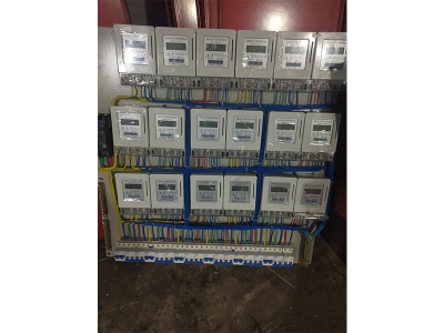 安裝配電箱時(shí)，如何確保電氣連接的可靠性和安全性？